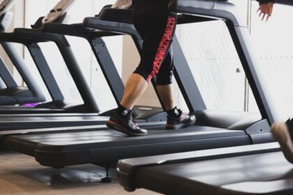 Een stevige loopband in een moderne sportschool, ideaal voor intensieve trainingen en extra draagvermogen.