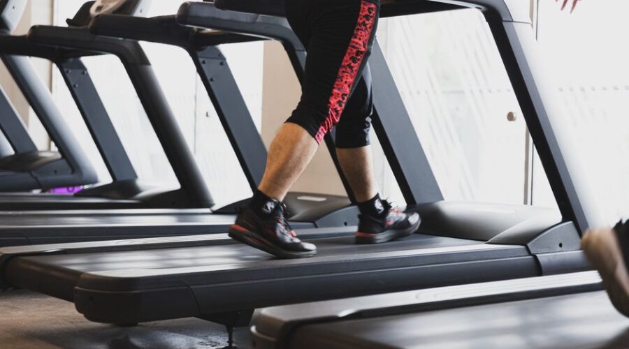 Een stevige loopband in een moderne sportschool, ideaal voor intensieve trainingen en extra draagvermogen.
