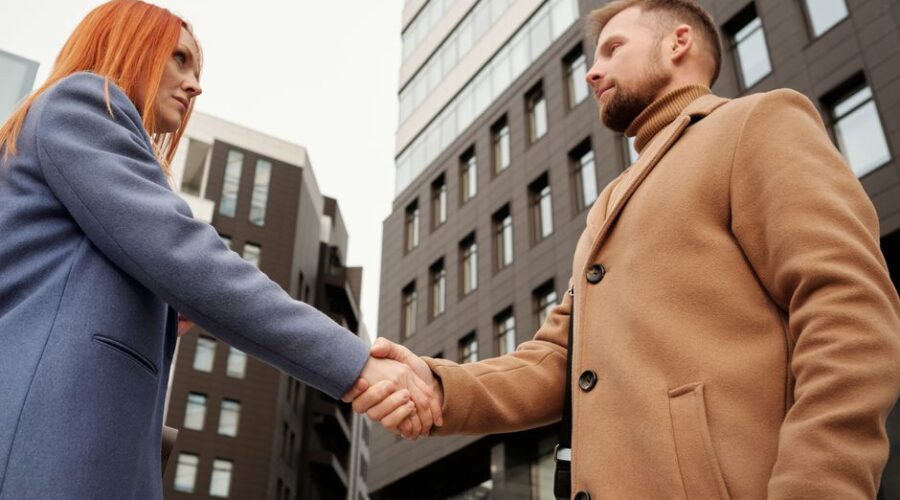Een team van ondernemers die samenwerken aan hun vennootschap onder firma, met focus op regels en verantwoordelijkheden.