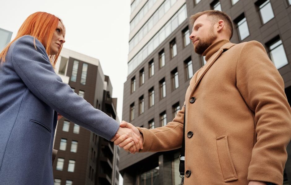 Een team van ondernemers die samenwerken aan hun vennootschap onder firma, met focus op regels en verantwoordelijkheden.