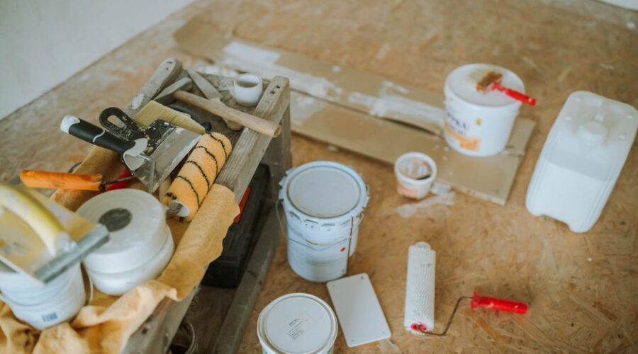 Professionele reparatie van beschadigde bedrijfsvloeren met duurzame technieken en materialen.
