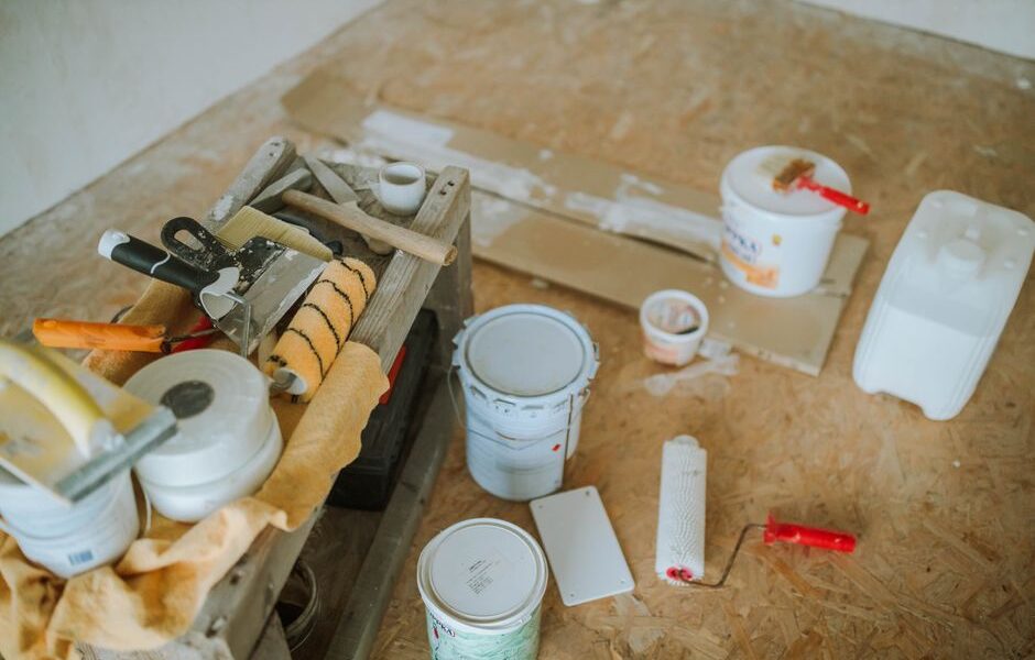 Professionele reparatie van beschadigde bedrijfsvloeren met duurzame technieken en materialen.
