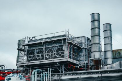 Een industriële koeler die temperatuurregeling biedt voor kunststofverwerking en andere productieprocessen.