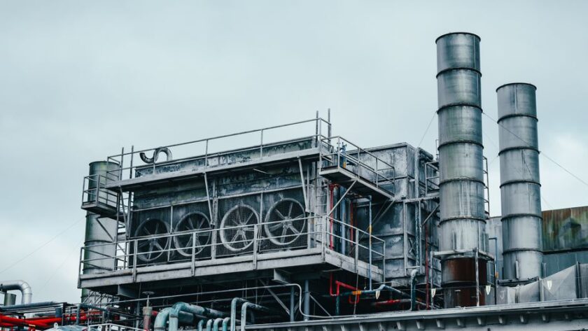 Een industriële koeler die temperatuurregeling biedt voor kunststofverwerking en andere productieprocessen.