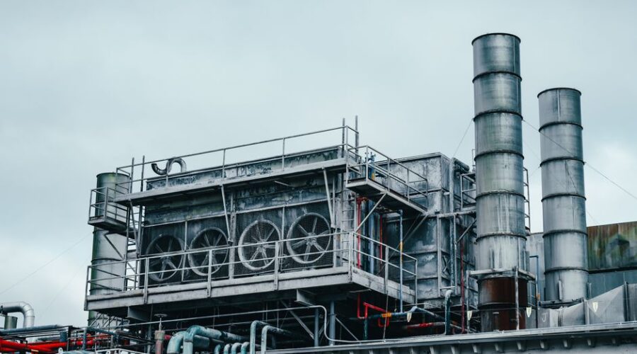 Een industriële koeler die temperatuurregeling biedt voor kunststofverwerking en andere productieprocessen.
