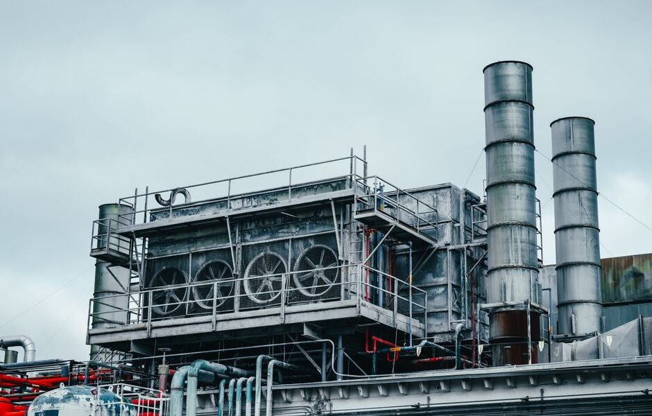 Een industriële koeler die temperatuurregeling biedt voor kunststofverwerking en andere productieprocessen.