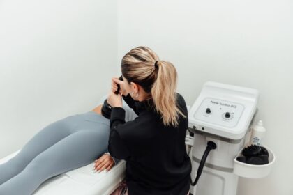Een persoon die geniet van een massage met moderne apparatuur voor spierherstel en ontspanning.