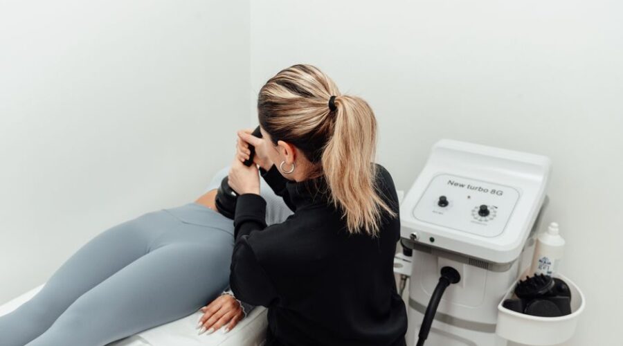 Een persoon die geniet van een massage met moderne apparatuur voor spierherstel en ontspanning.