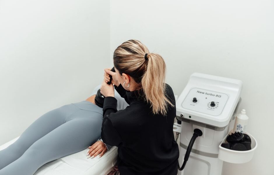 Een persoon die geniet van een massage met moderne apparatuur voor spierherstel en ontspanning.